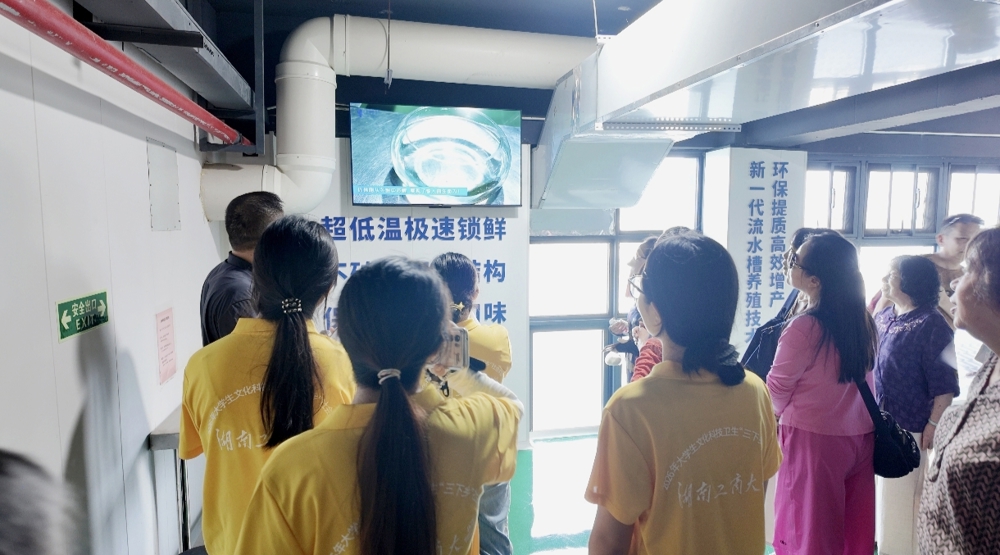 图2：图为实践团观看超低温速冻实验
