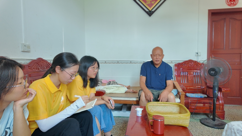 图为团队成员对曹立新师傅的采访