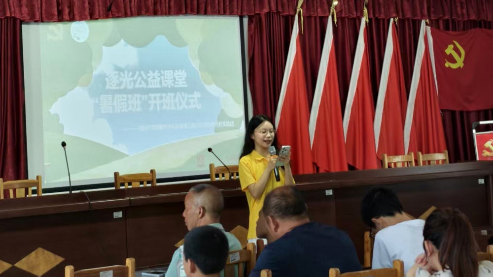 图1：图为实践团负责人进行安全宣讲
