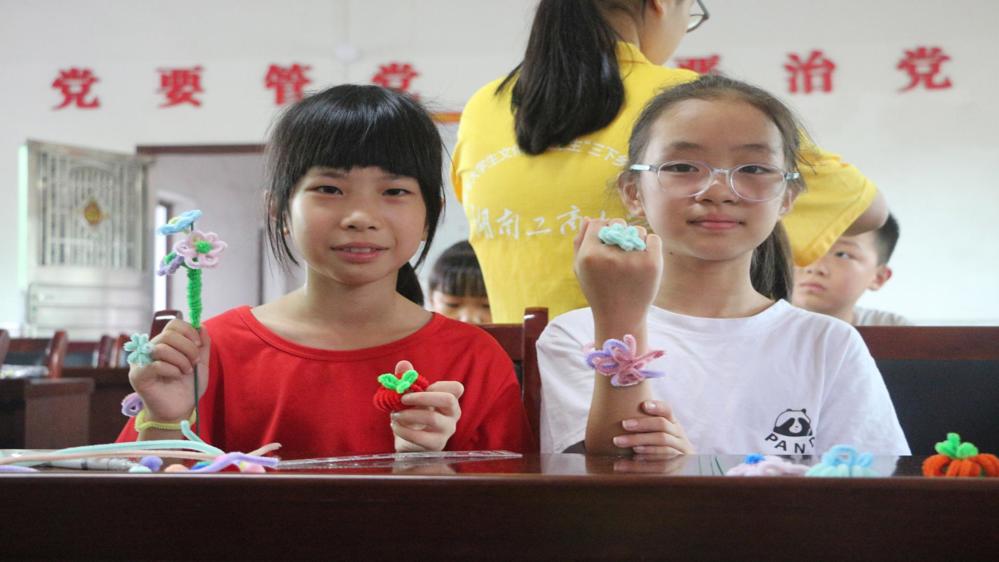 图3：图为孩子展示自己完成的扭扭棒作品