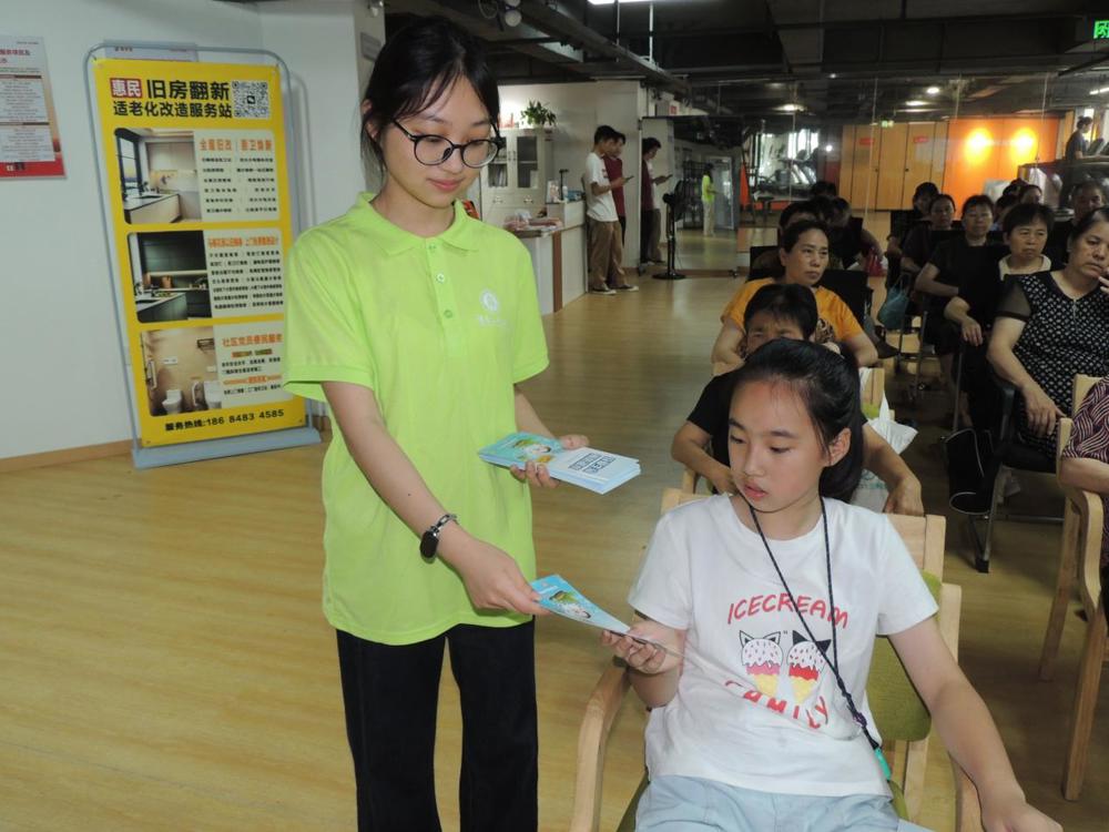 C:/Users/mj/Desktop/图2:宣讲团成员发放溺水宣传册.jpg图2:宣讲团成员发放溺水宣传册