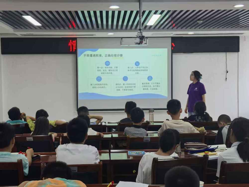 图2：图为支教团成员为同学们讲解防止校园霸凌课程知识