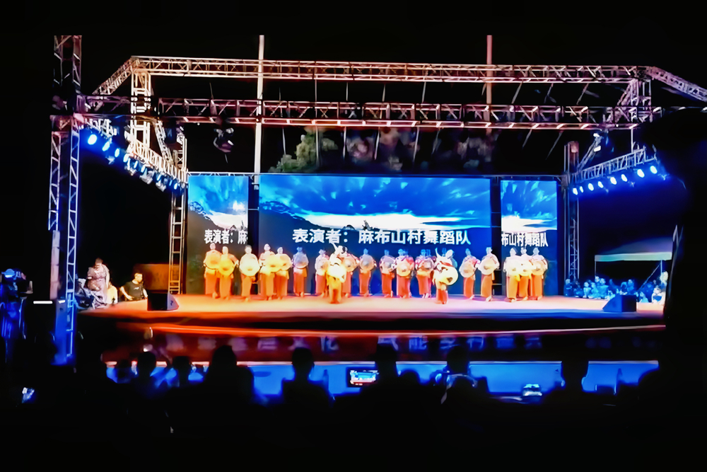 图为麻布山村广场舞队参加比赛画面