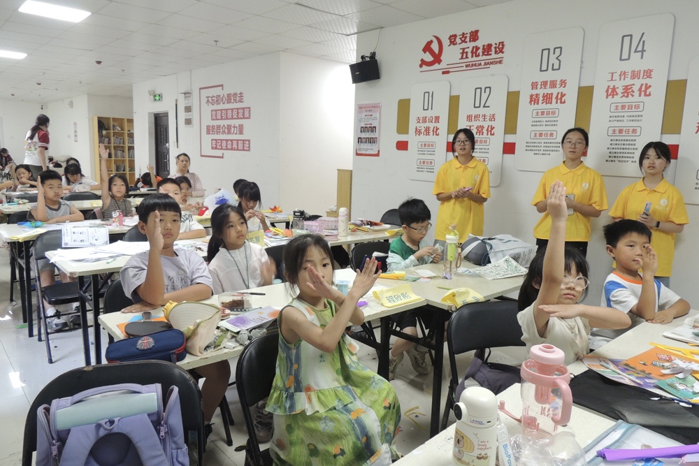 新闻稿配图二：图为小朋友积极举手互动