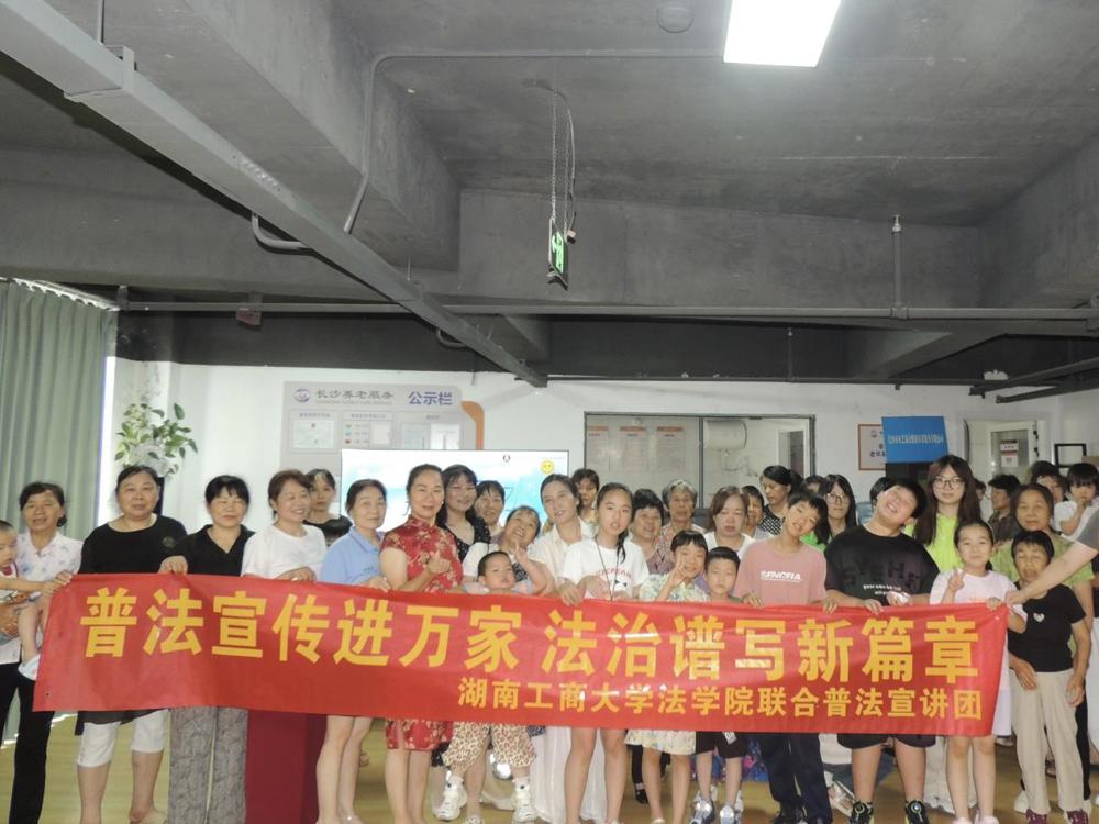 C:/Users/mj/Desktop/图3:宣讲团成员和社区大家合影.jpg图3:宣讲团成员和社区大家合影