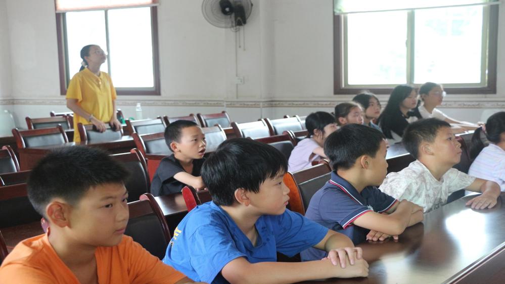 图2：图为孩子们端坐座位，认真聆听安全自护课堂讲解