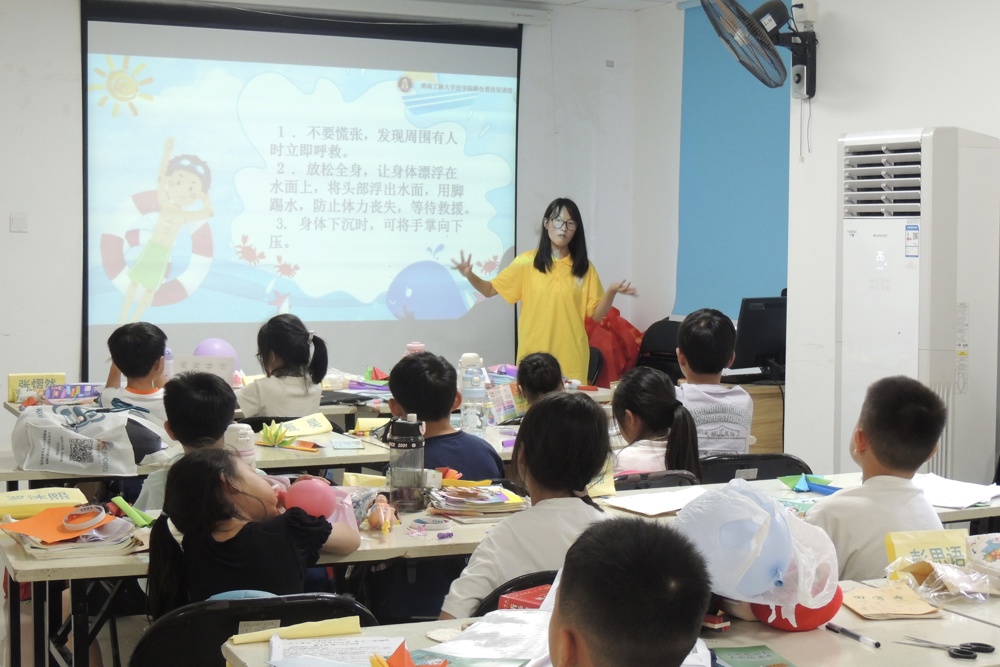 新闻稿配图一：图为宣讲团成员进行宣讲照片