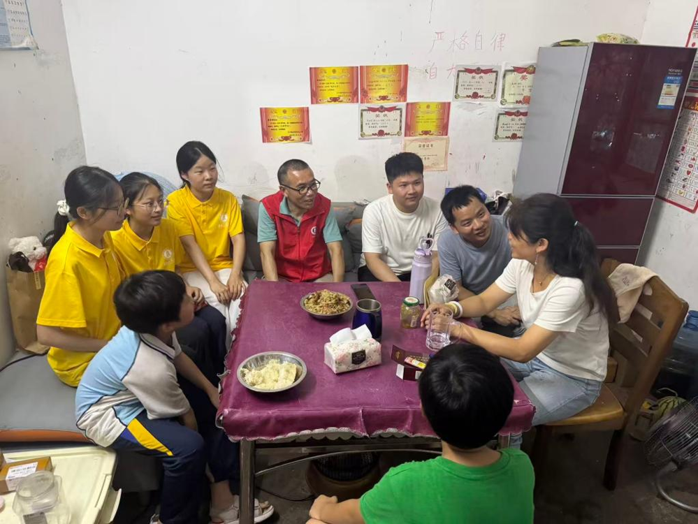 图片3 图为团队成员在学生家访谈