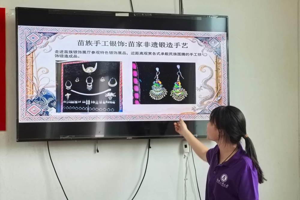 图1：图为为苗韵数传团成员开展苗族插绣非遗主题课堂宣讲