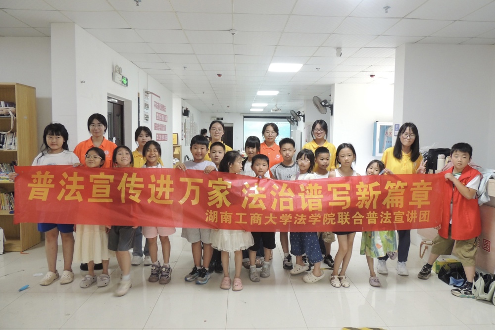 新闻稿配图三：图为宣讲团成员与小朋友合影