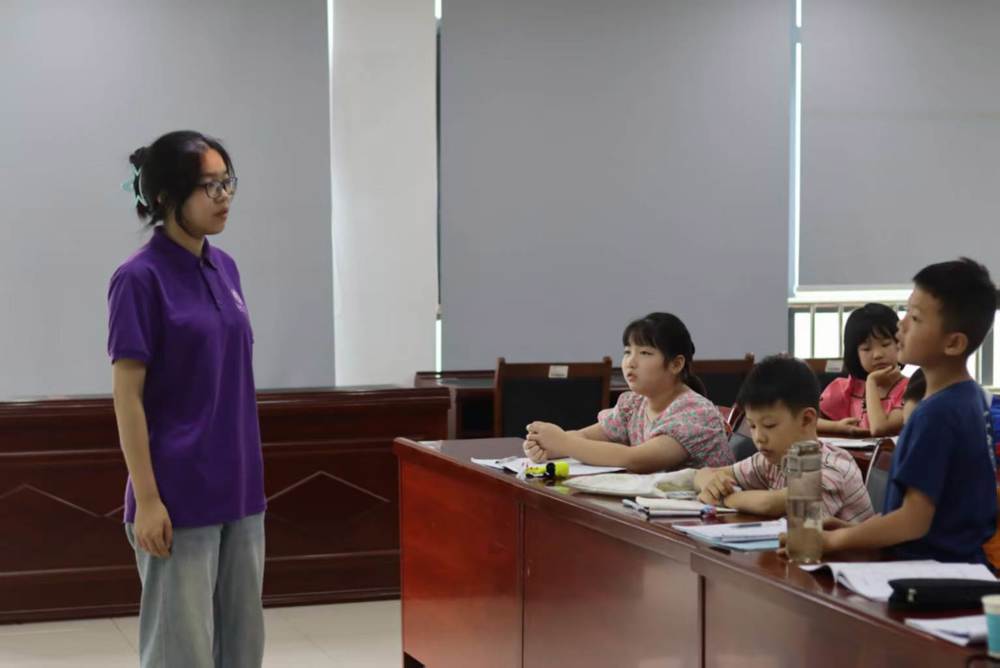 图1：图为授课队员与小朋友进行交流互动