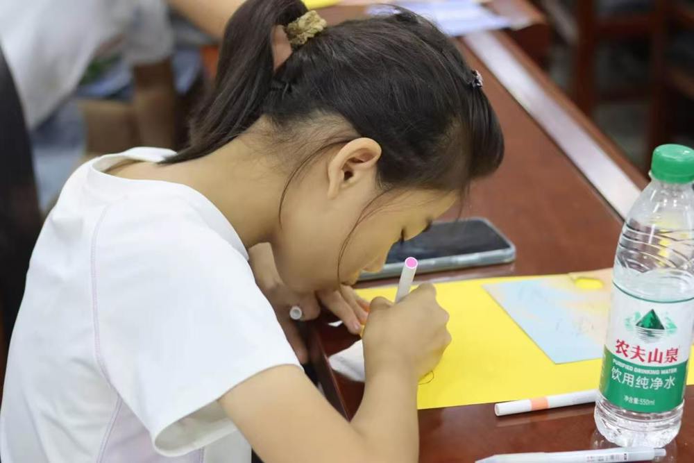 图3：图为小朋友在认真制作手工