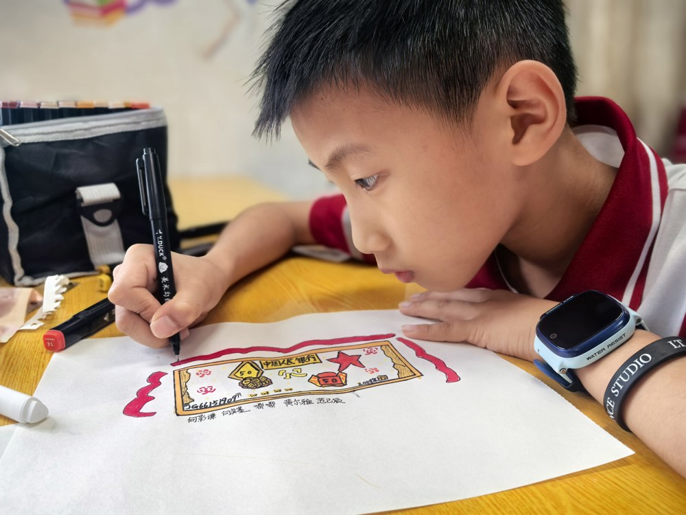 图二：小朋友绘画“小组钞票