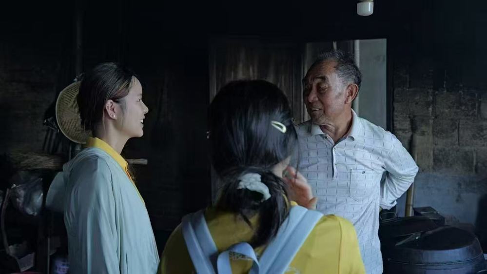 图一：图为老支书给团队成员讲述梯田如何运作时所拍