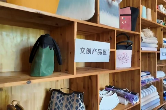 图为文创中心的文创展示区