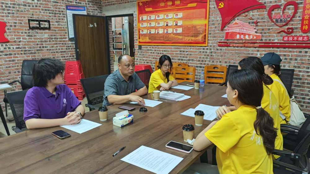 图1 图为队员与如意村村支书交接
