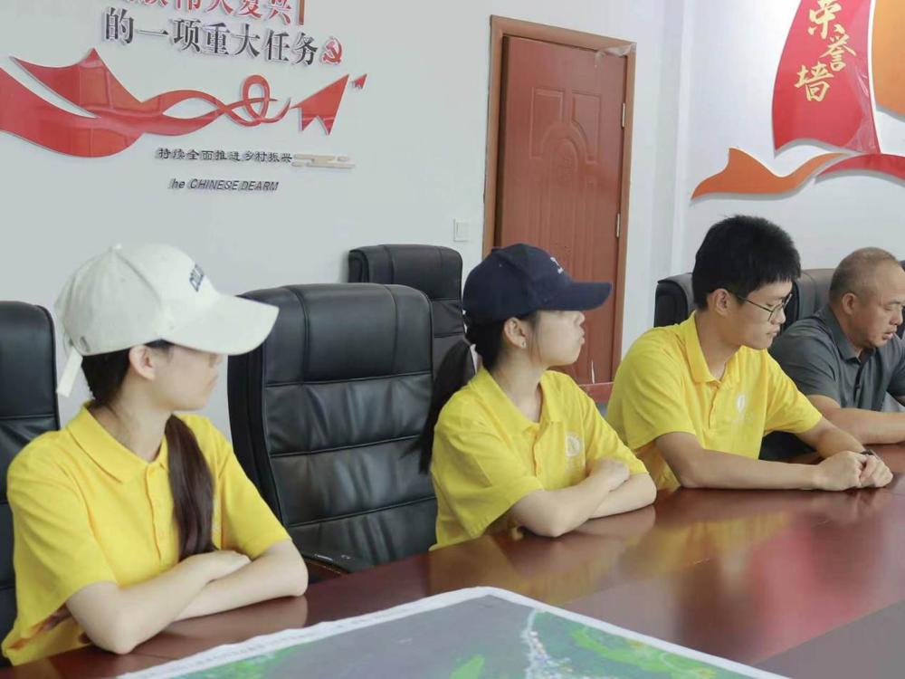 图为团队成员认真聆听会议