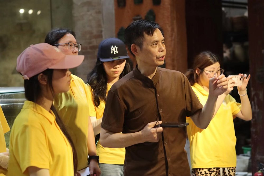 图为团队成员与刘志广老师访谈时的影像