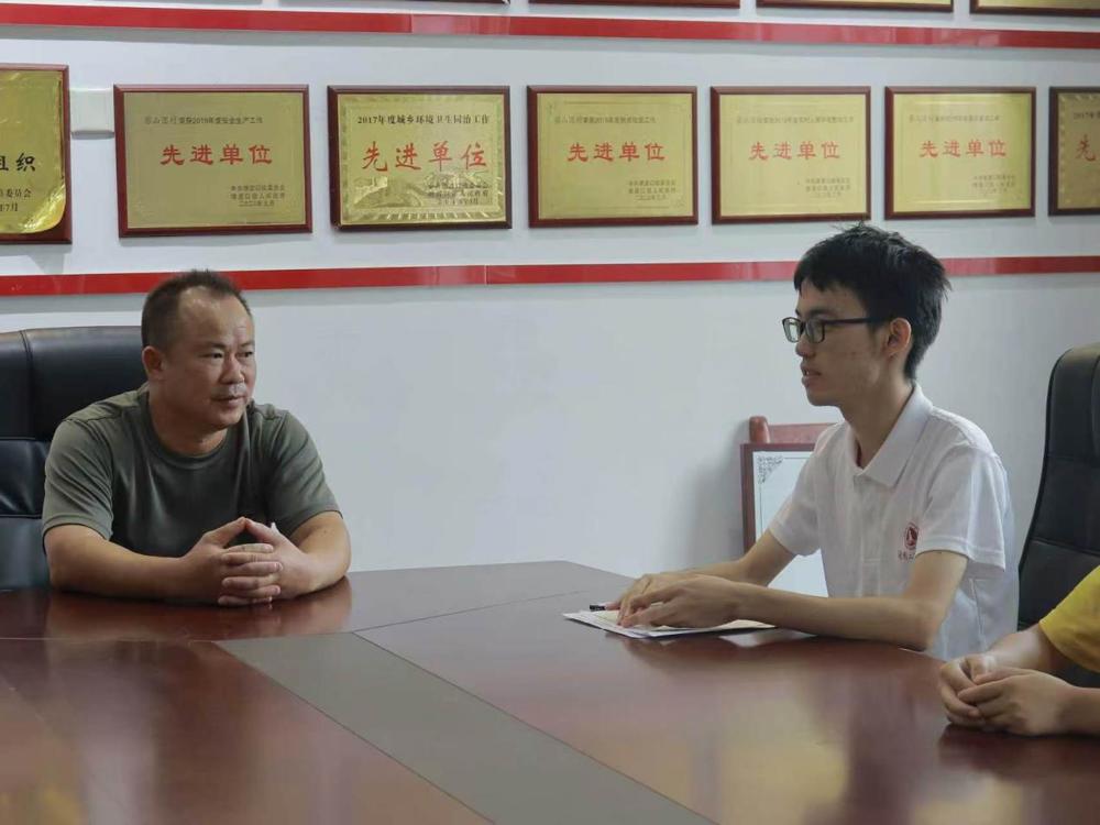 图为队长汇报团队实践调研情况