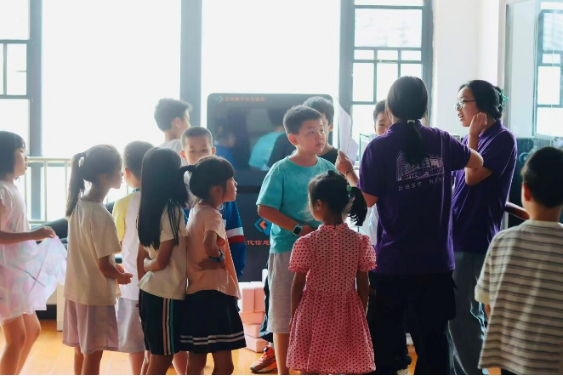 图3：图为授课队员讲解解手环