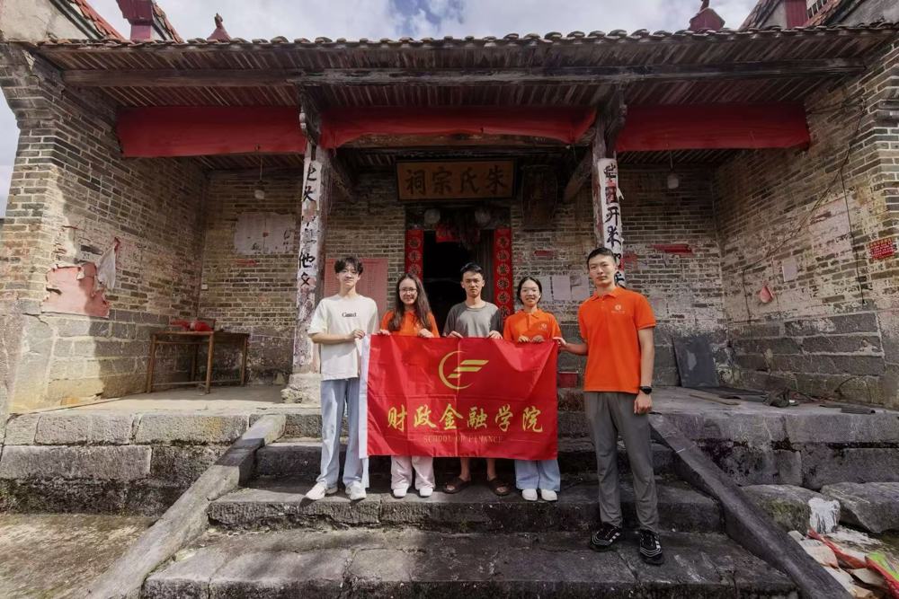 图3：图为团队与村野博主朱雄飞合影