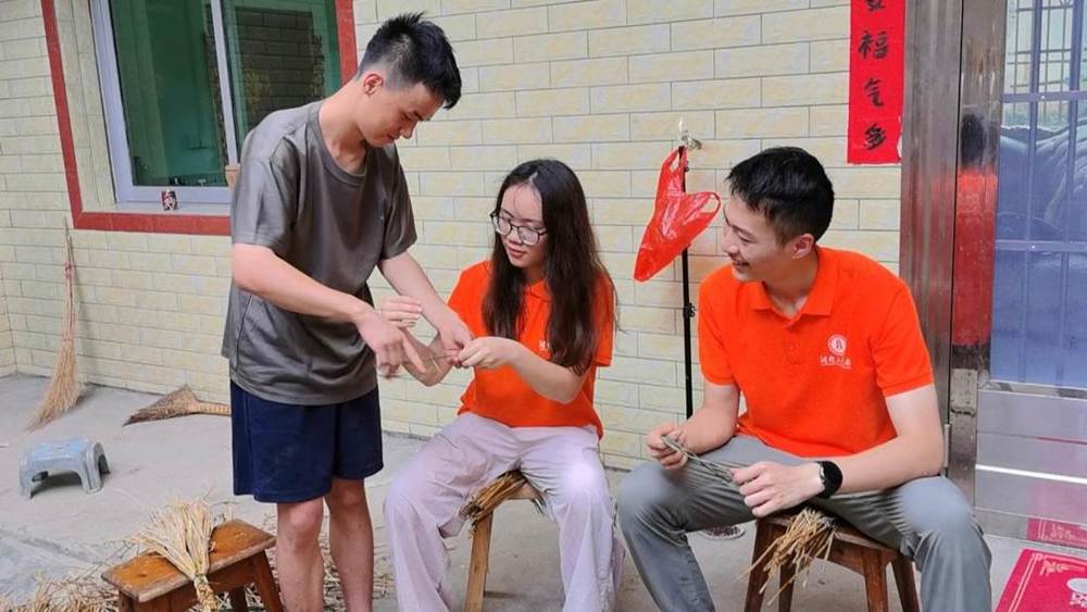 成员们学习“赵公鞭”编制