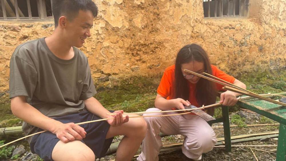 朱雄飞教成员将竹子分层