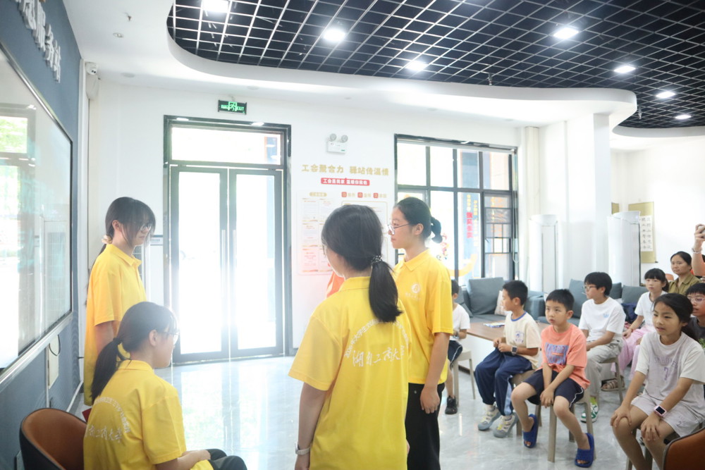 图1:宣讲成员进行情景演绎
