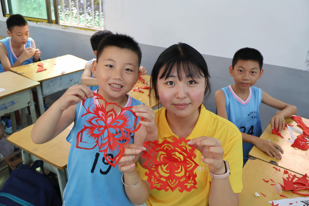 图2孩童展示自制精美剪纸花灯