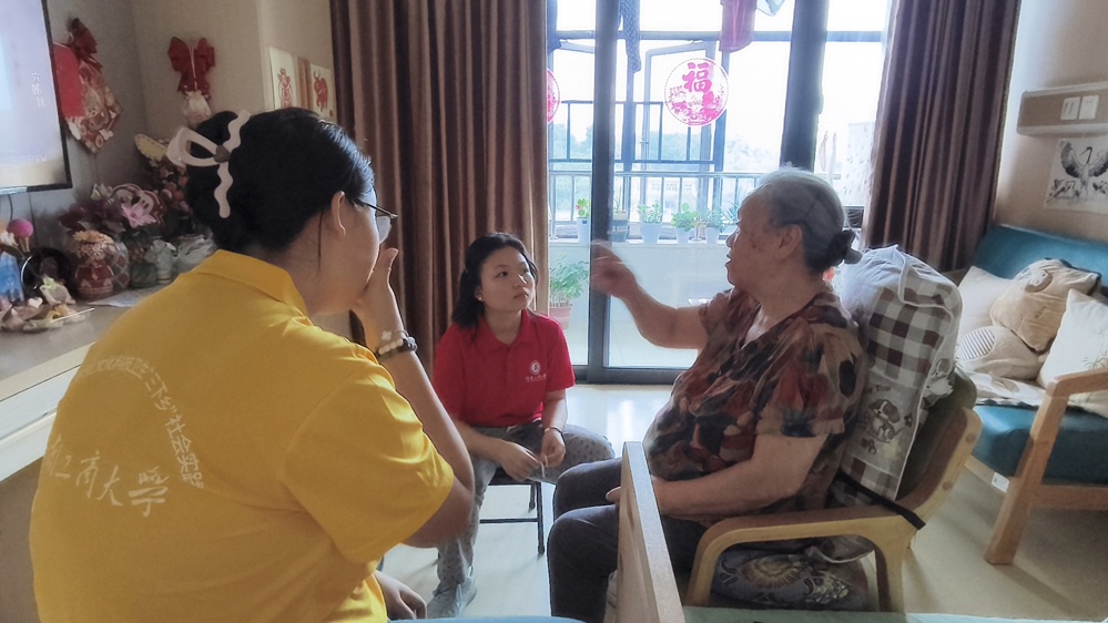图1：队员与长者面对面交流