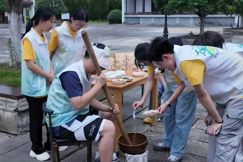 图1：图为添加擂茶食材过程