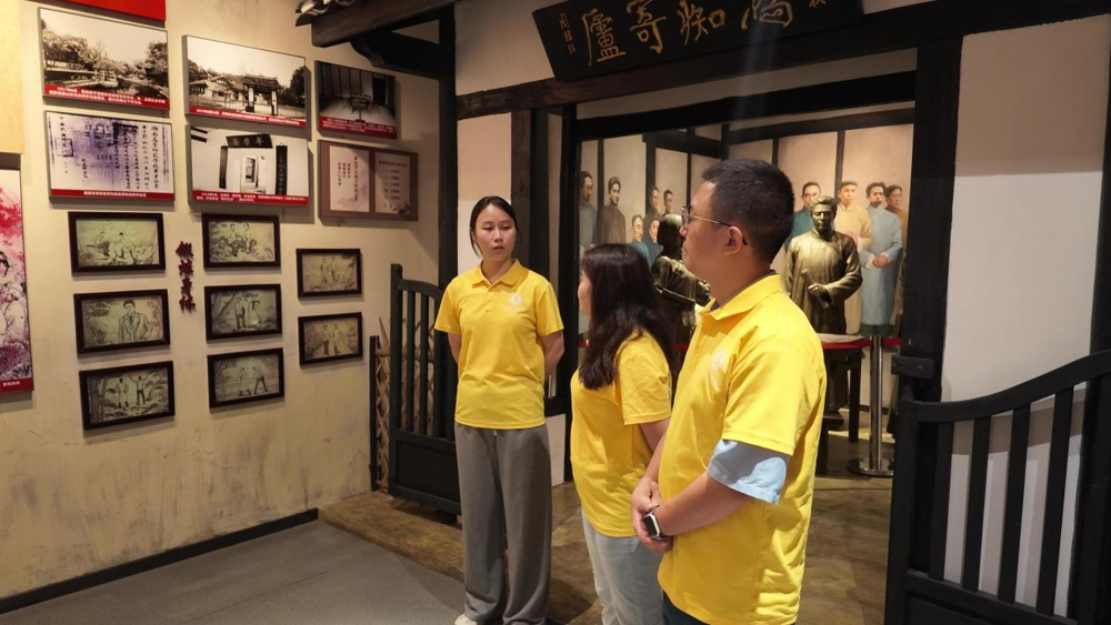 图片为实践团成员参观蔡和森纪念馆