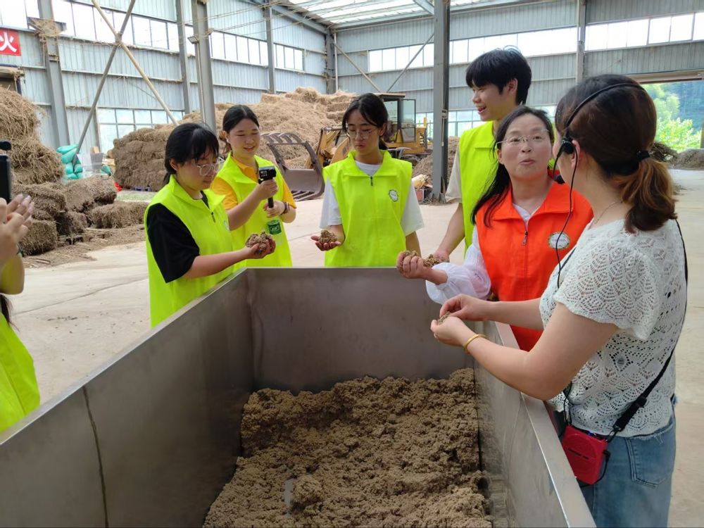 图2：图为学生参观两山理论实习基地
