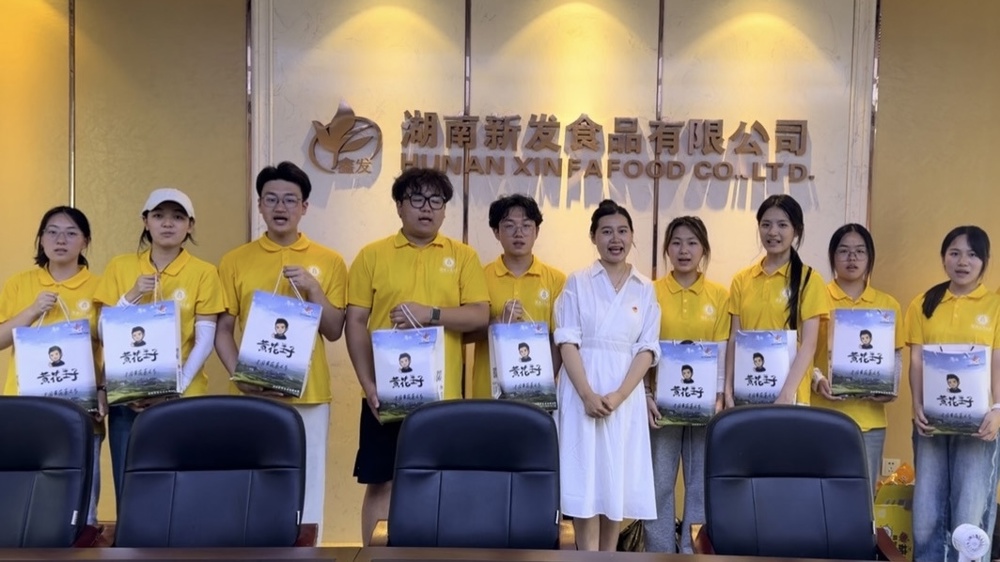 图2：图为全体团队成员与徐佩副总经理于公司前合照