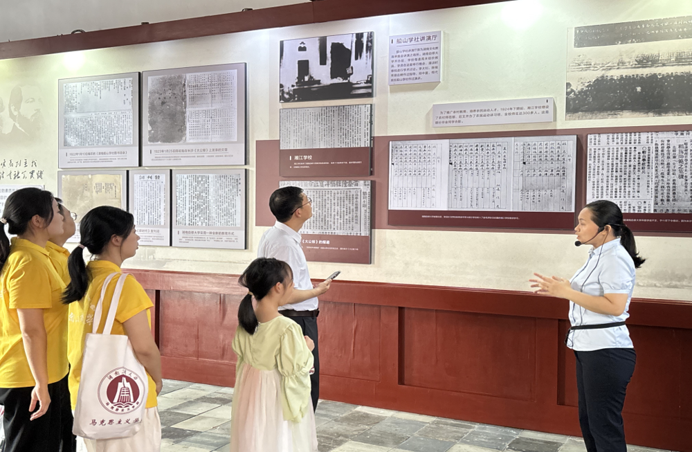 图为实践团成员在讲解员带领下进行实地参观