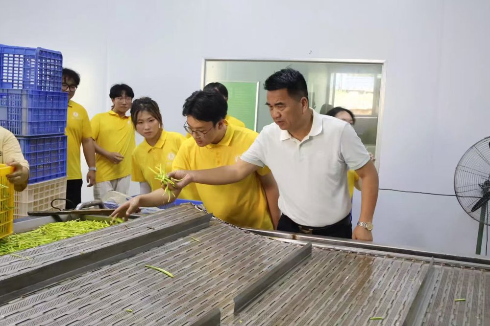 图2：图为团队成员参观有吉食品有限公司加工车间