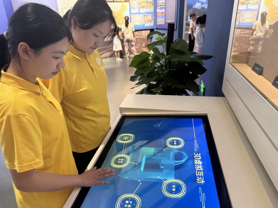 图为实践团成员体验馆内3D虚拟互动技术