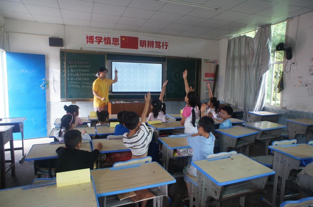 图2：图为同学们在课上积极回答问题--杨优 计算机学院 拾光筑梦实践团