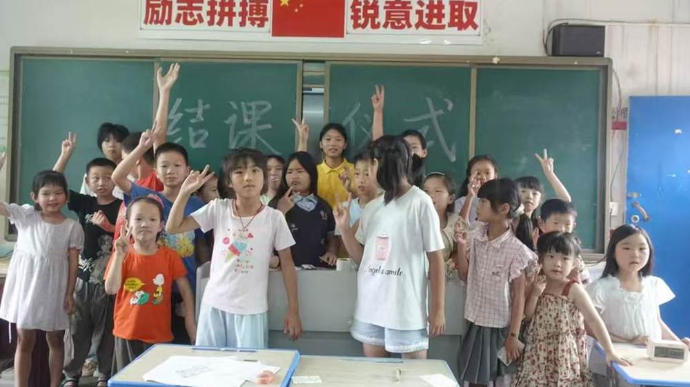 第一张：图为结课仪式，孩子们合影留念