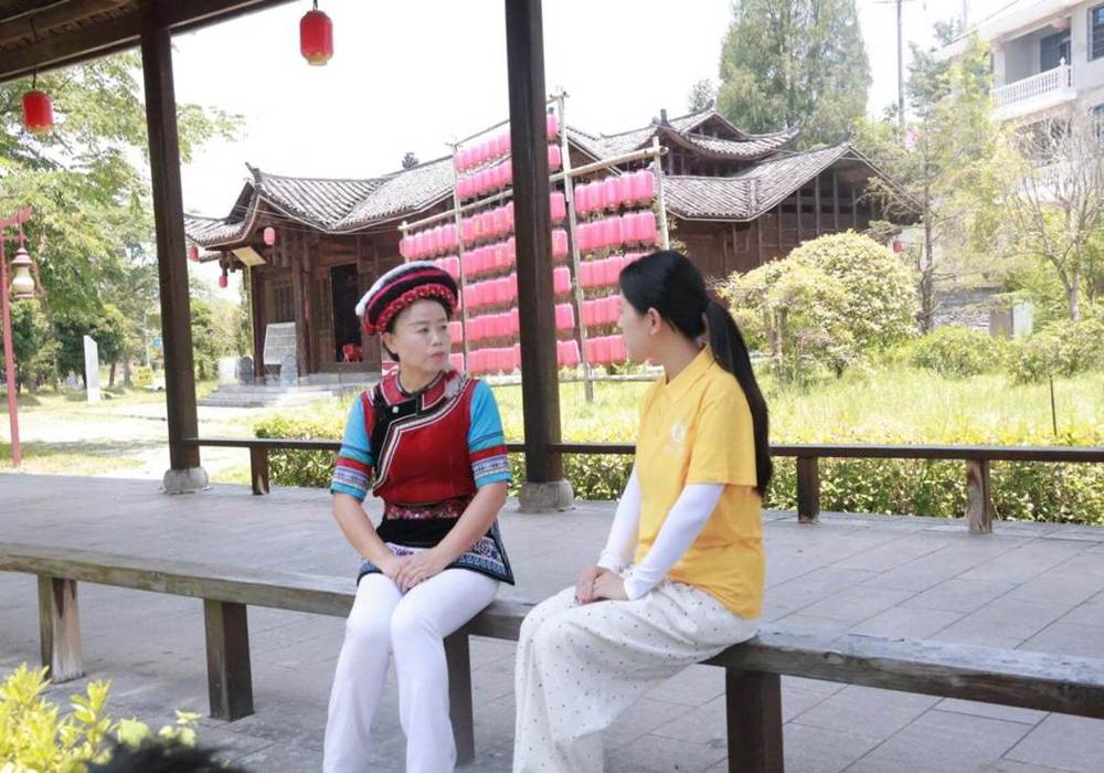 图一为实践队成员采访非遗传承人