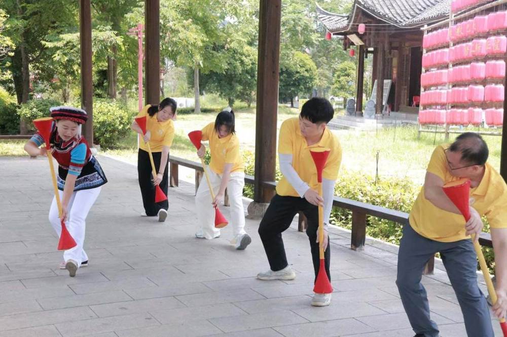 图三 实践队师生向非遗传承人学习仗鼓舞