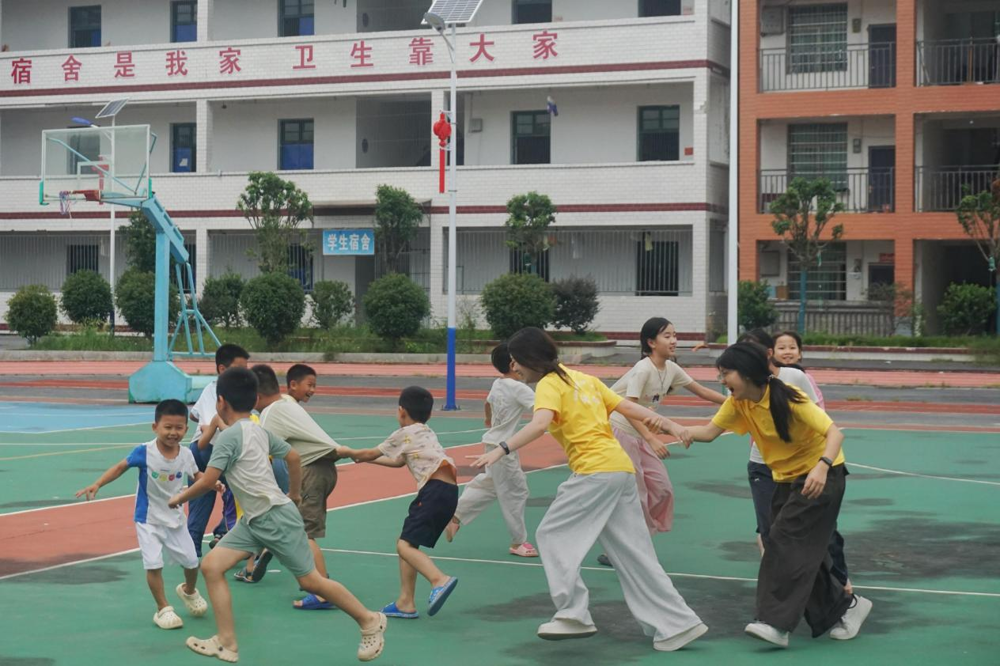 图为队员带领学生开展户外趣味游戏