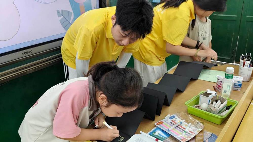 图为学生在手风琴上绘制理想职业并留下手印