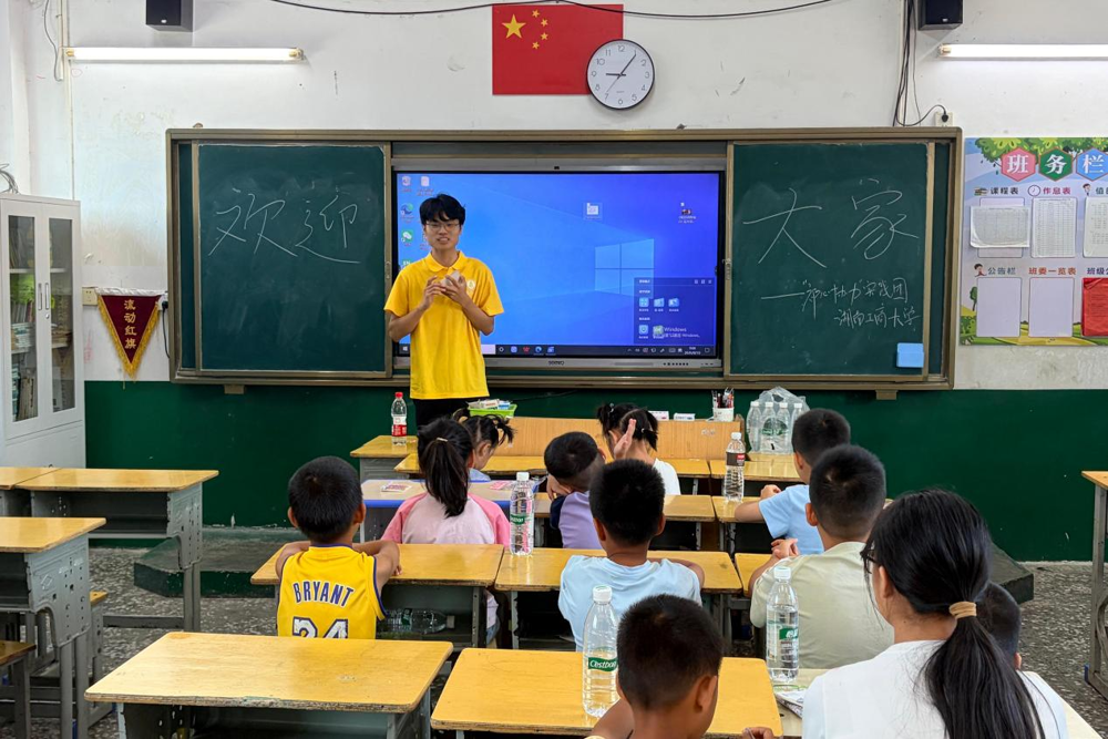 图为实践团成员与学生开展课堂破冰互动