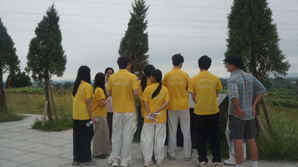 图为祁心协力实践团成员了解当地黄花菜种植与销售情况