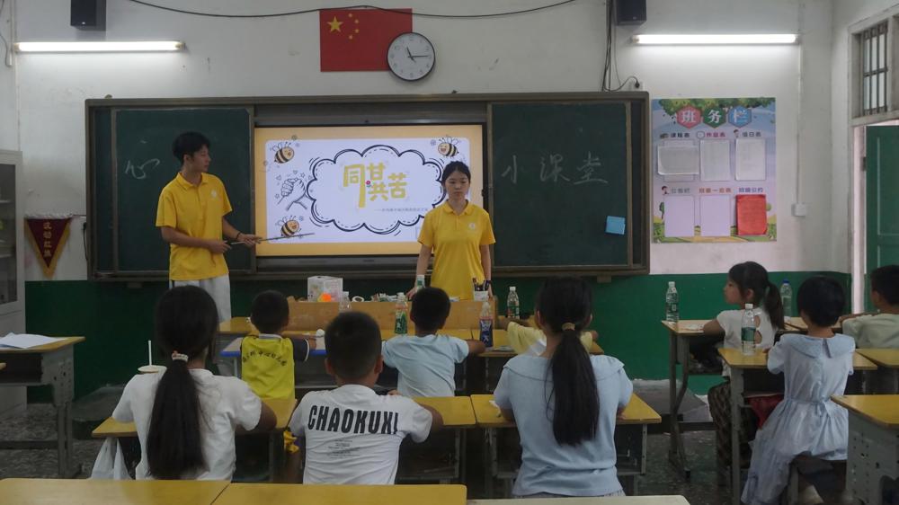图为祁心协力实践团成员带领孩子们开展“同甘共苦”心理活动课