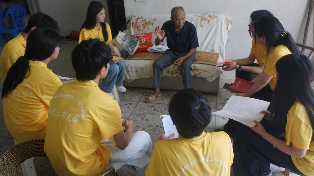 图为祁心协力实践团成员采访王如痴故居周边村民