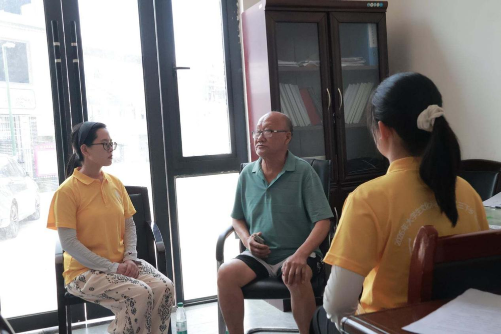 图2：实践团成员聆听老党员讲述红色往事