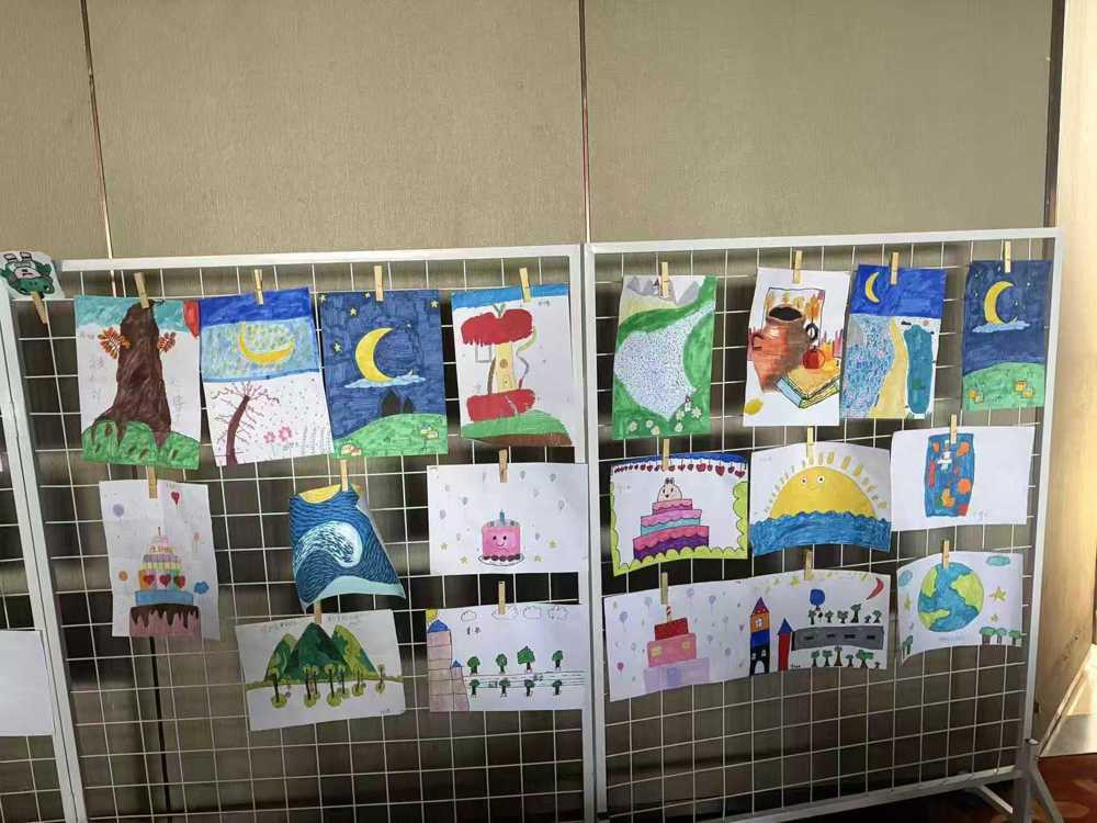 图为结营仪式的部分作品展示区