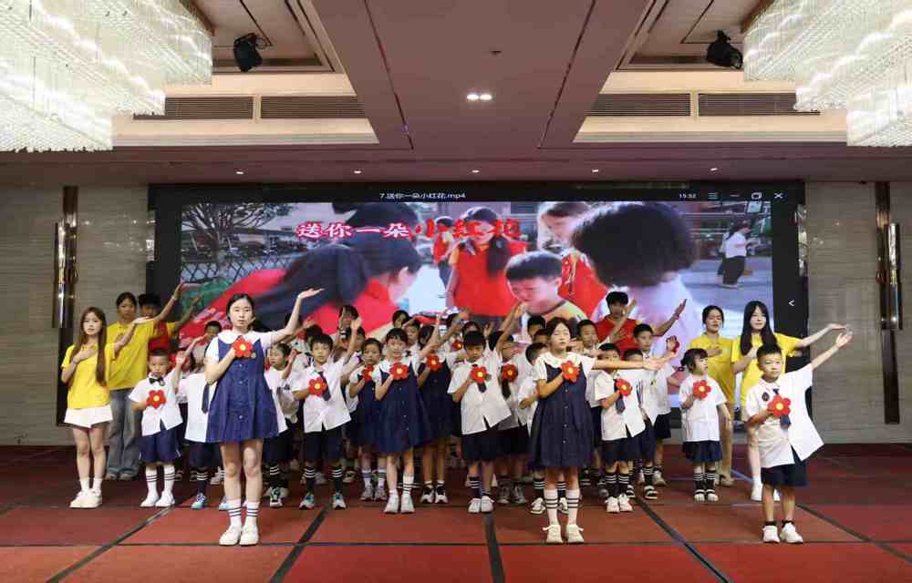图为师生们同台表演《送你一朵小红花》